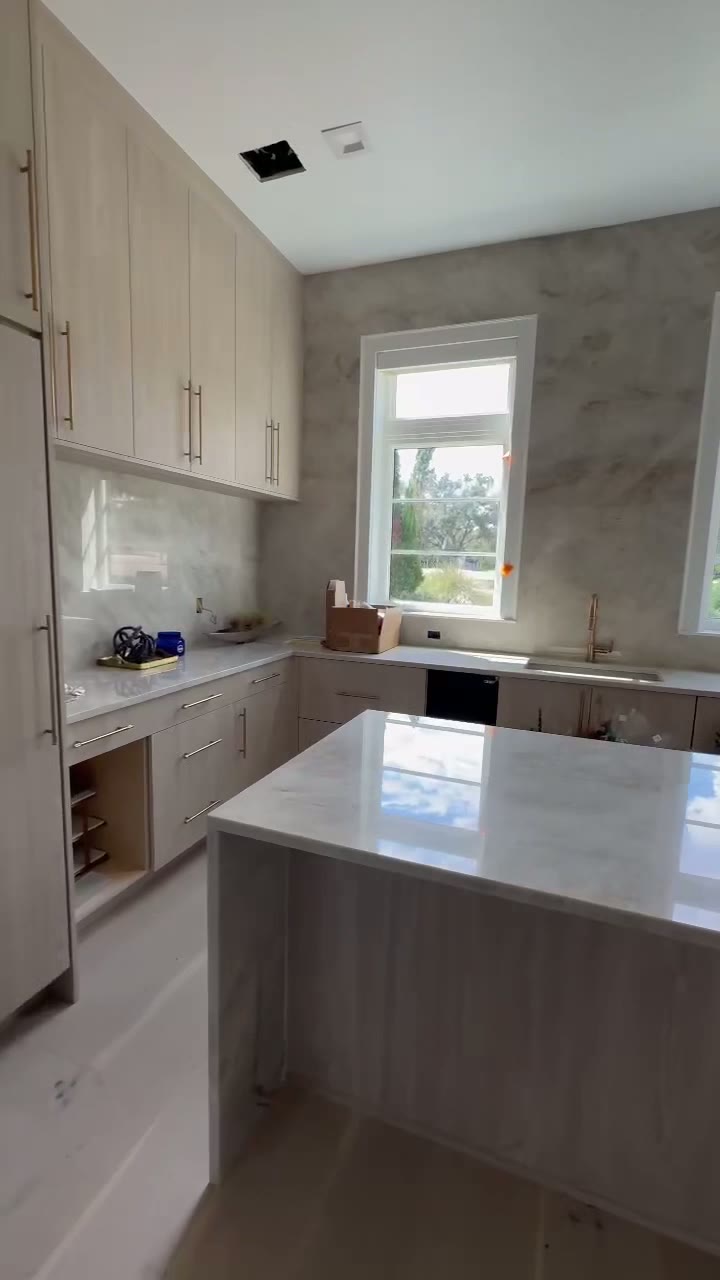 Full-Height Quartzite Walls
